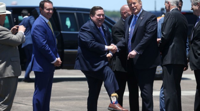 Trump'ı karşılamak için 'paçaları sıvadı'
