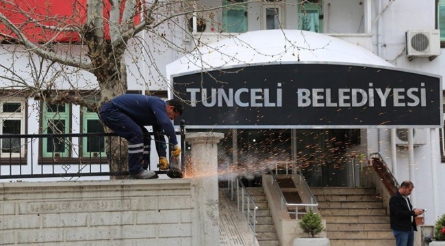 Tunceli Belediyesi'nin tabelası 'Dersim' olarak değişiyor