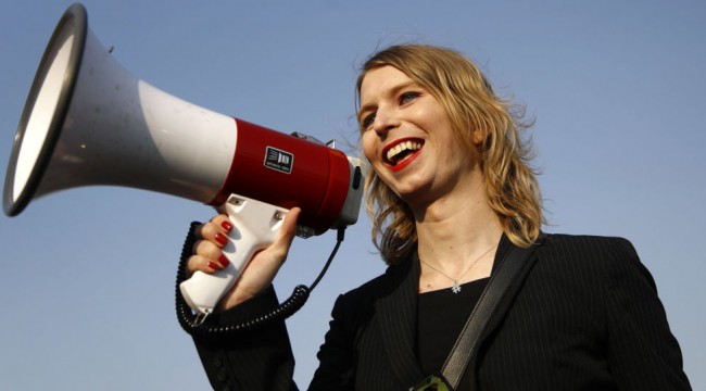 WikiLeaks'in bilgi kaynağı Manning 62 günlük hapis cezasını tamamladı, bir mahkeme celbi daha aldı