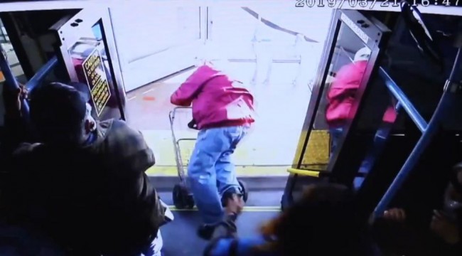 Yaşlı adamı otobüsten itip düşüren kadın cinayetle yargılanıyor