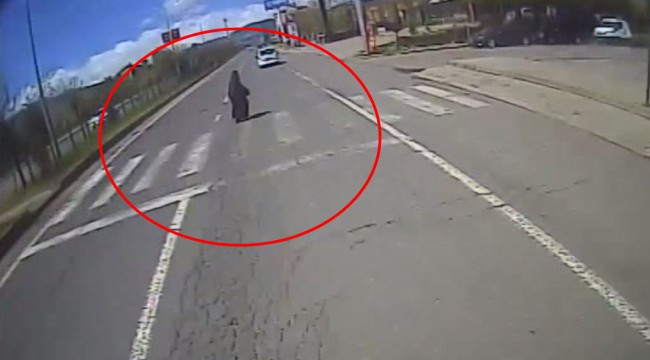 Yayaya çarpmamak için refüje çıktı, o anlar kamerada