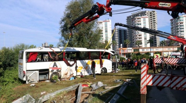 Yolcu otobüsü şarampole devrildi: 2 ölü, 29 yaralı