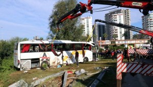 Yolcu otobüsü şarampole devrildi: 2 ölü, 29 yaralı