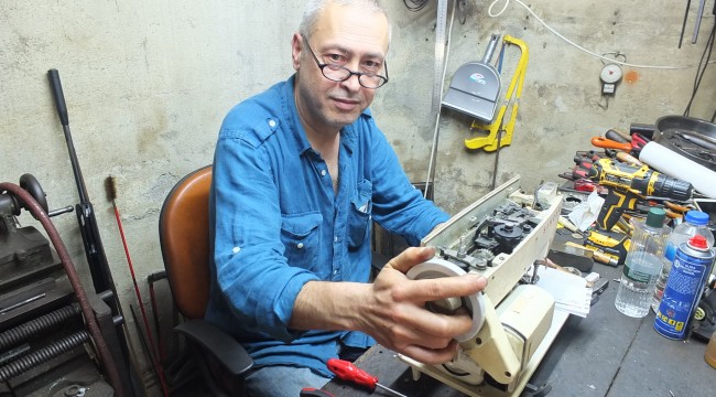 119 yıllık torna makinesiyle tamirat yapıyor