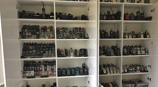 15 yılda biriktirdiği cep telefonları ile uyuyor