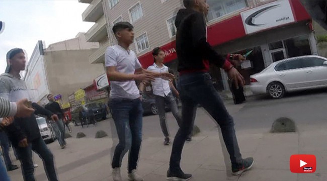 30 genç bıçaklarla birbirine saldırdı