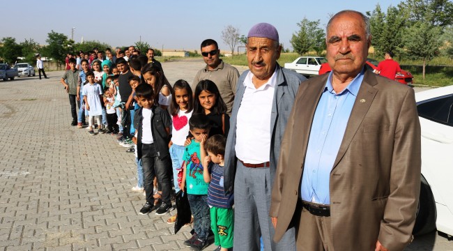 300 torunu bayramını kutlamak için metrelerce kuyruk oluşturdu
