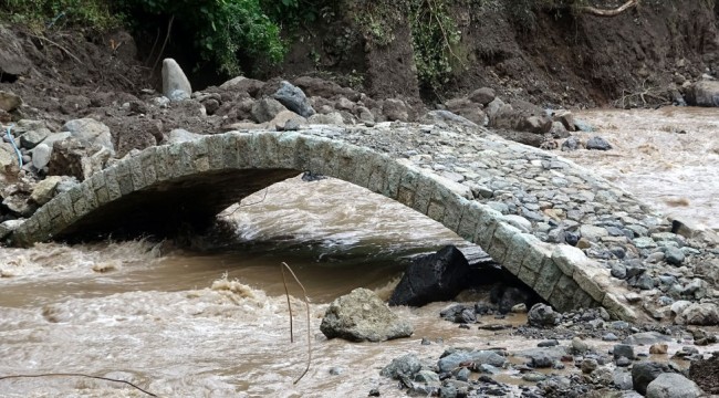 Araklı'daki selde sadece tarihi kemer köprü ayakta kaldı