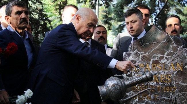 Bahçeli'den bayram sabahı Türkeş'in kabrine ziyaret