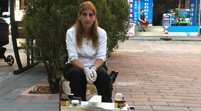 Çektiği acılara dayanamayıp evden kaçtı, ayakkabı boyayarak yaşama tutunuyor