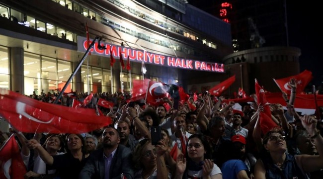 CHP Genel Merkezi'nde toplanan CHP'liler seçim sonuçlarını kutladı