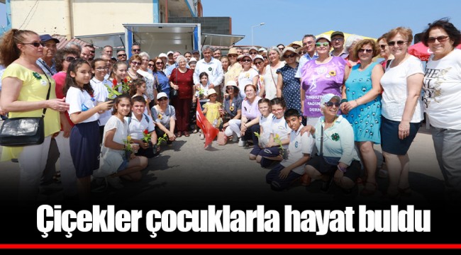Çiçekler çocuklarla hayat buldu