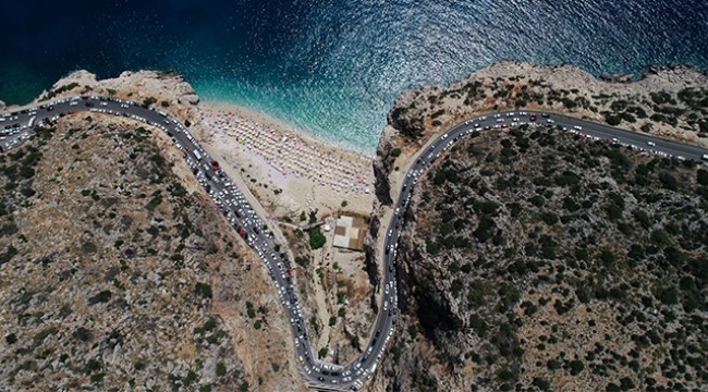 Dünyaca ünlü plajda izdiham yaşandı, 3 kilometrelik araç kuyruğu oluştu