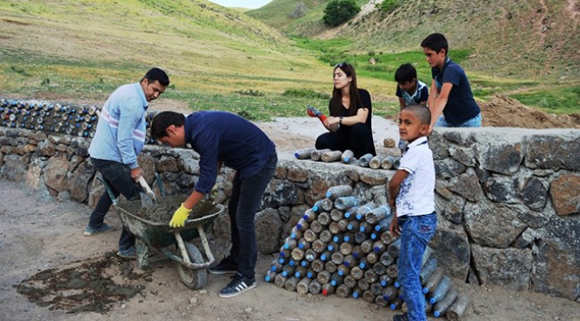 Fedakar öğretmenler pet şişe ile okul duvarı yaptı