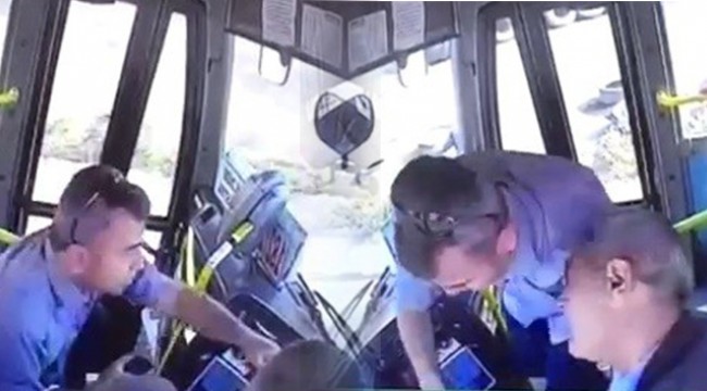 Halk otobüsü şoförü direksiyon başında kalp krizi geçirdi, faciayı bekçi önledi