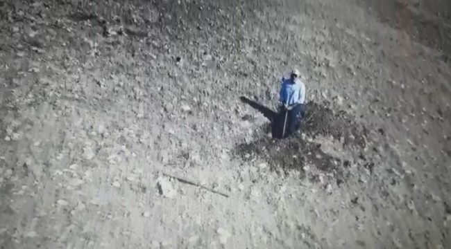 Hem kaçak kazı yaptı hem drone'u taşladı