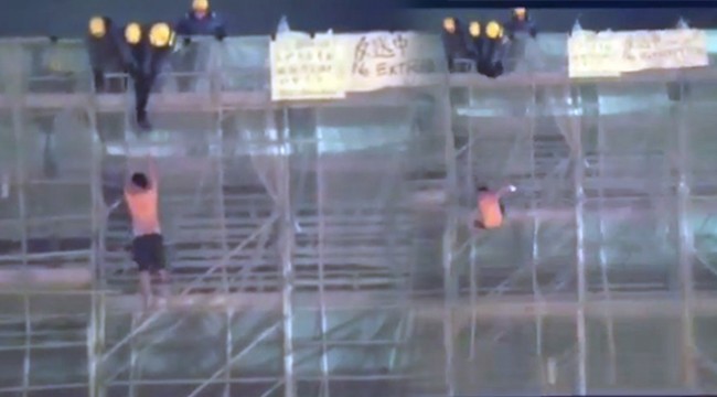 Hong Kong'da pankart asarken ölen göstericinin düşme anı