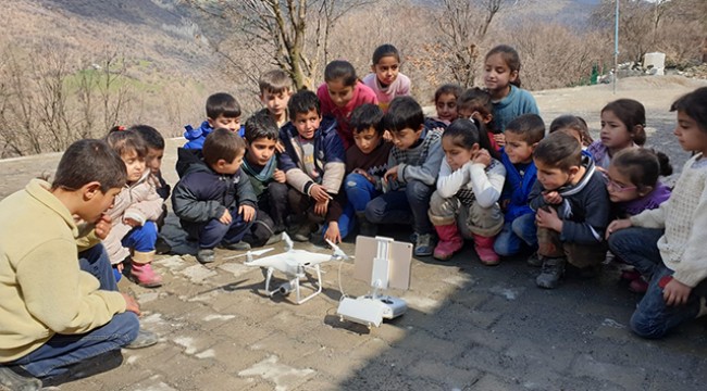İlk defa drone gören masum çocuklar