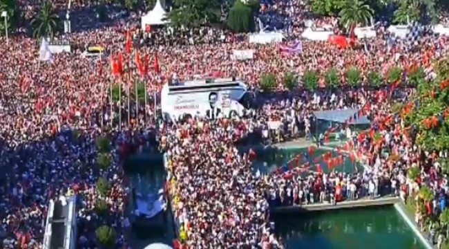 İMAMOĞLU, İBB BİNASI ÖNÜNDE BİNLERE KONUŞTU