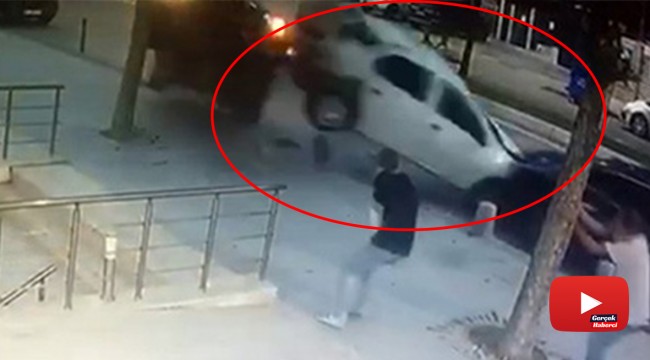Kaldırıma uçan aracın yayaları teğet geçtiği anlar kamerada