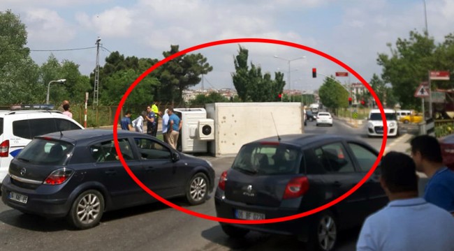 Kamyonetin yan yatıp metrelerce sürüklendiği kaza kamerada