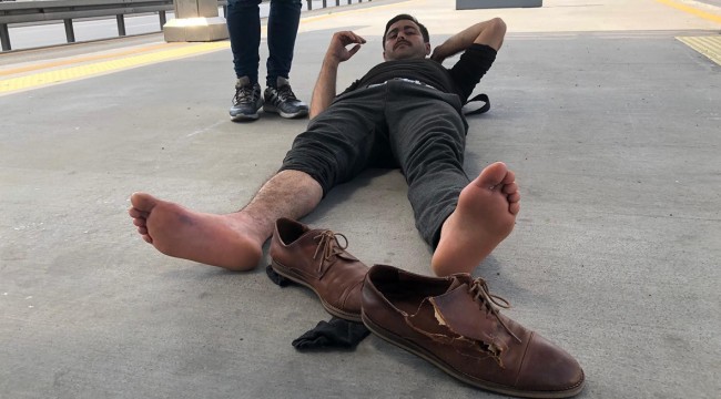 Metrobüs durağında ayak ezdiren şaka