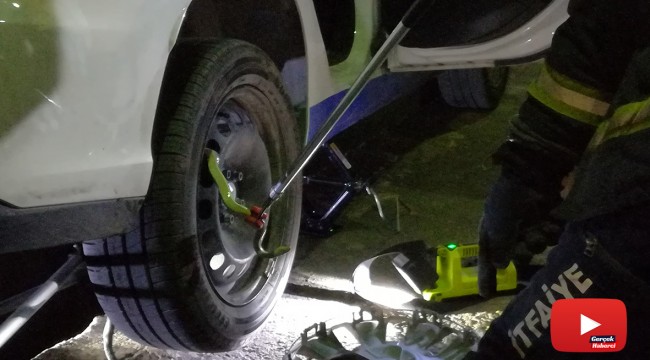 Otomobile giren yılan 4 saatlik çalışma ile çıkarıldı