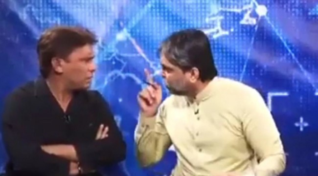 Pakistan'da iktidar partisi liderlerinden biri canlı yayında gazeteciye saldırdı
