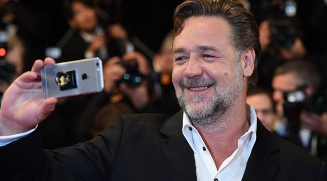 Russell Crowe, Leonardo DiCaprio ile aralarındaki 'dinozor iskeleti alışverişini' anlattı: Alkollüydüm
