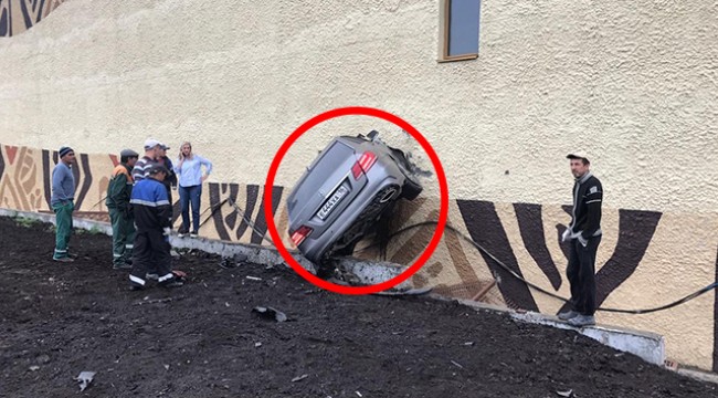 Rusya'da kontrolden çıkan otomobil duvara saplandı