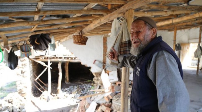 Selde evi zarar gören Mehmet dede gözyaşlarını tutamadı: 'Alt katta erzak vardı, sel aldı gitti'