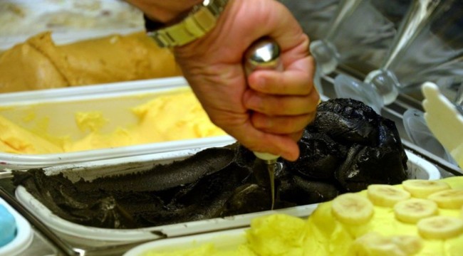 Siyah Maraş dondurması üretildi