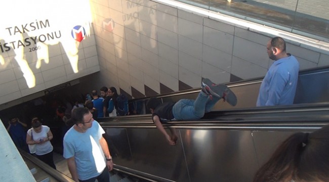 Taksim Metro İstasyonunda çocukların tehlikeli yürüyen merdiven oyunu
