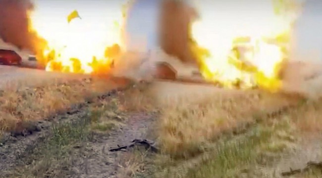 Tek tekerlek üzerinde kalkış yapan motosikletlinin kazası kamerada