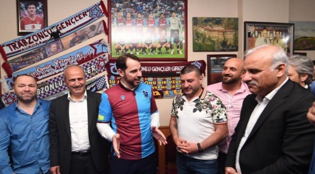 Trabzonspor forması hediye edilen Albayrak: 2010-2011 sezonunun şampiyon formaları yapılmış
