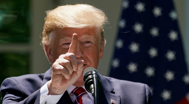 Trump, röportaj sırasında bir kişiyi dışarı attırdı: Cümlemin ortasında öksürüyor, bu hoşuma gitmedi