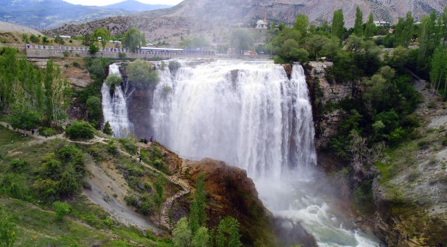 Turistlerin bayram gözdesi ‘Tortum Şelalesi’