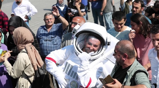 Üsküdar Sahilinde bir astronot