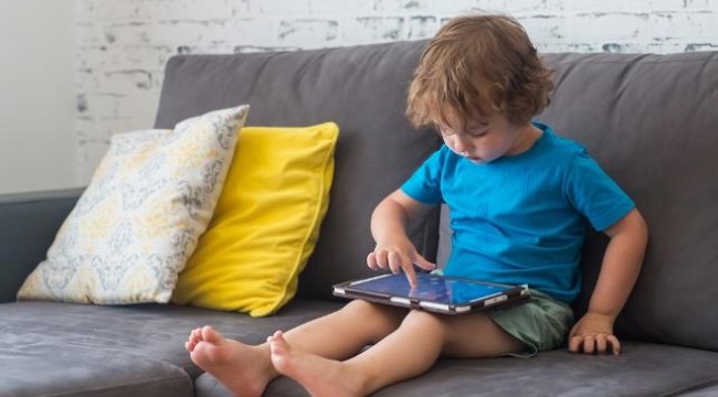 Uzmanı uyardı: Çocuklar tatilde günde yarım saat tablet kullanmalı