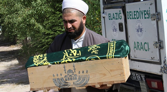 Annesinin çöpe attığı bebek kimsesizler mezarlığına defnedildi