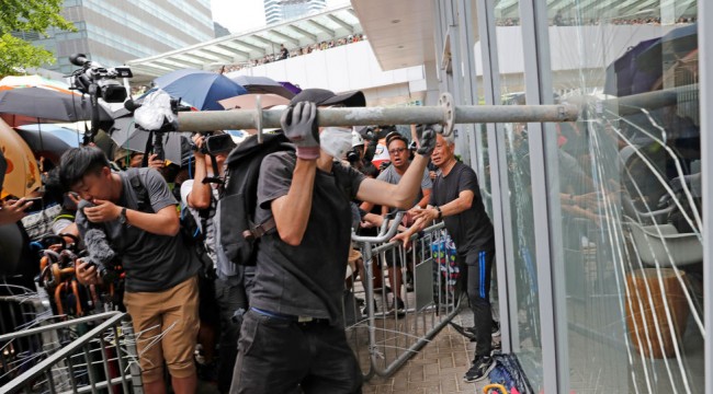 Çin'den Hong Kong açıklaması: Yaygın şiddet eylemlerine hiçbir medeni toplum müsamaha göstermez