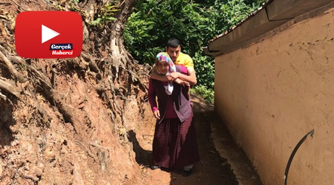 Engelli genç yolu olmayan evine annesinin sırtında gidiyor