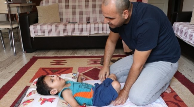 Engelli oğlunu bırakıp gitti, bir de haciz gönderdi