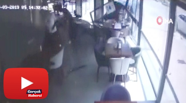 Fırına dalan otomobilin altında kalmaktan kıl payı kurtuldular