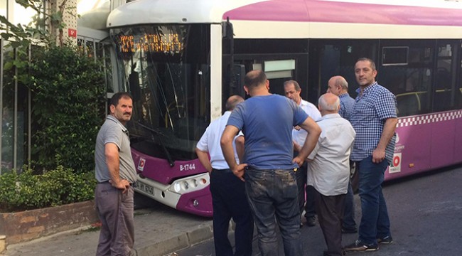 Freni boşalan halk otobüsü iş yerine girdi