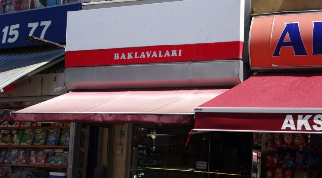 Hamile kadının bulunduğu araca saldıran baklavacıların tabelaları indirilmeye başlandı