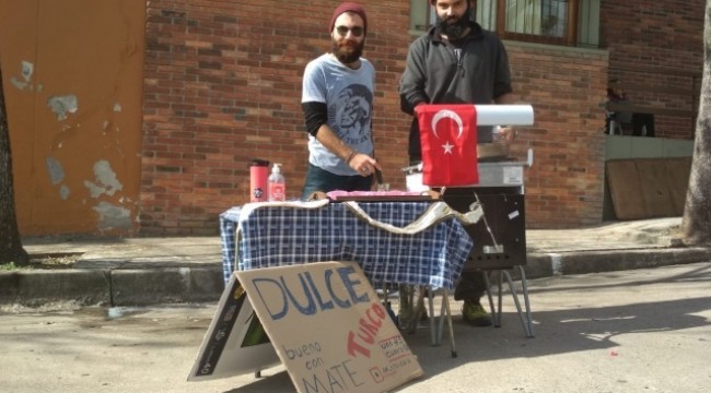 Hayallerinin peşine düşen gençler, un helvası satarak dünyayı geziyor