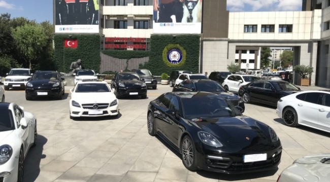 İnterpol tarafından 'Çalıntı' kaydı ile araması bulunan lüks otomobilleri yurda sokan şebekeye operasyon