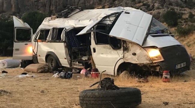 İşçileri taşıyan minibüs kaza yaptı: 10’u ağır 25 yaralı