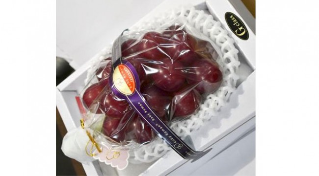 Japonya'da bir avuç üzüm 63 bin liraya satıldı